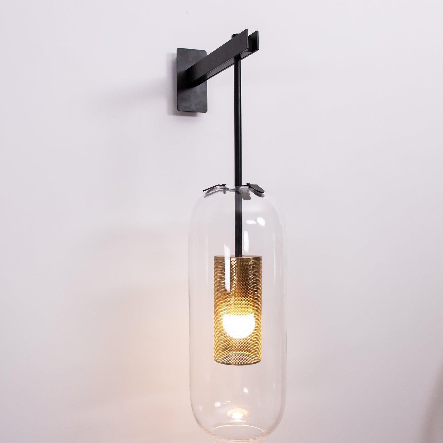 Wandlamp Modern met Glazen Kap en Geperforeerde Metalen Kooi