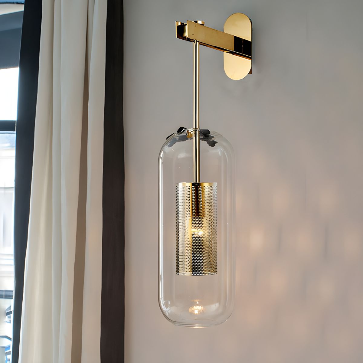 Wandlamp Modern met Glazen Kap en Geperforeerde Metalen Kooi