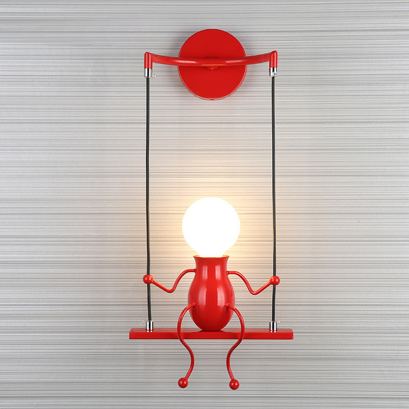 Wandlamp Modern met Schommelend Figuurtje en E27 Fitting