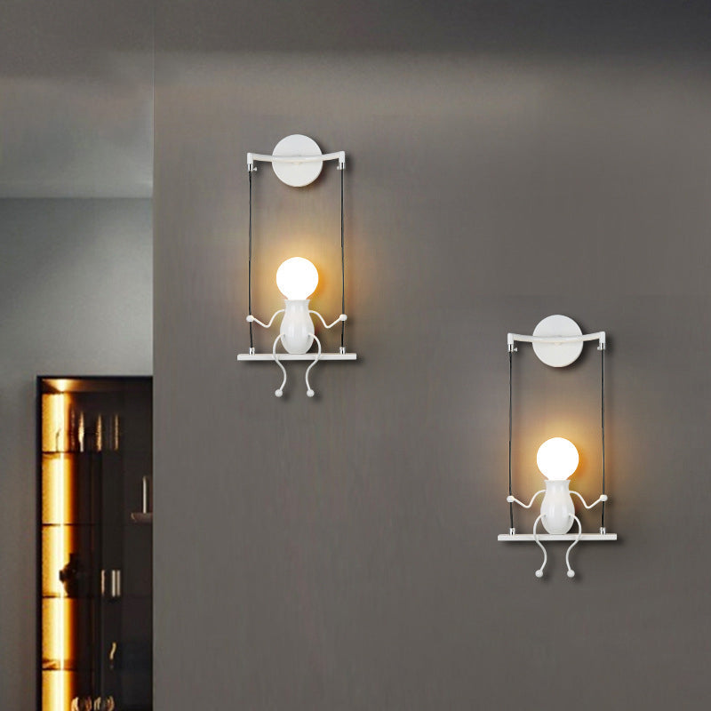 Wandlamp Modern met Schommelend Figuurtje en E27 Fitting