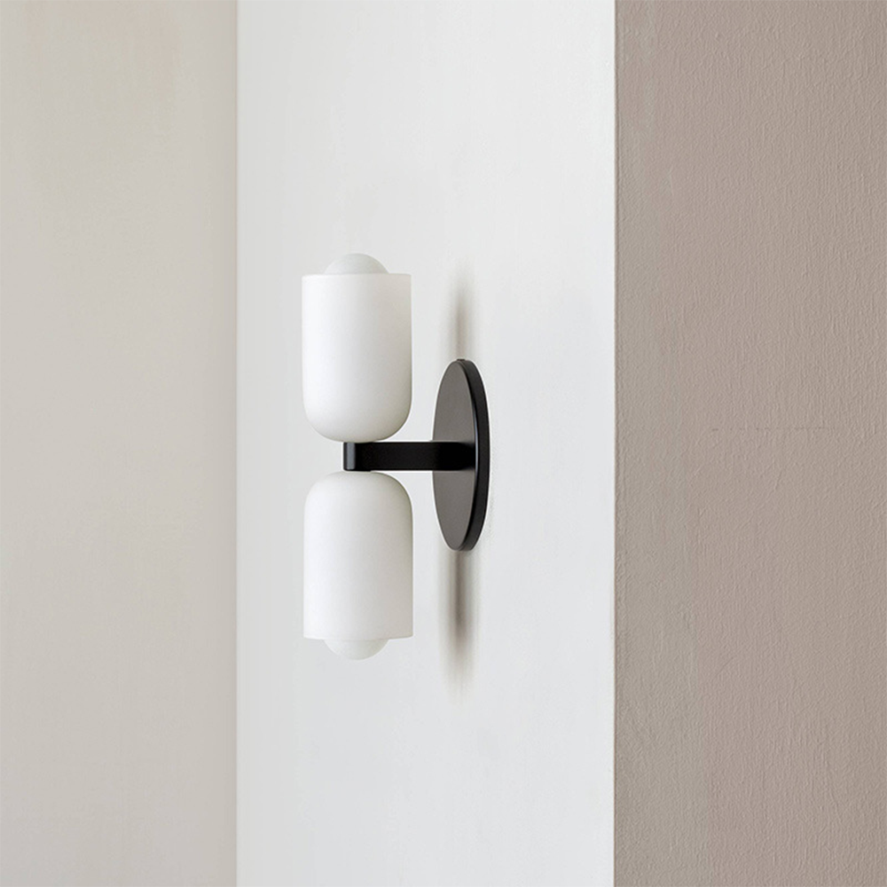 Wandlamp Modern met Twee Cilindervormige Kappen en Ronde Wandplaat