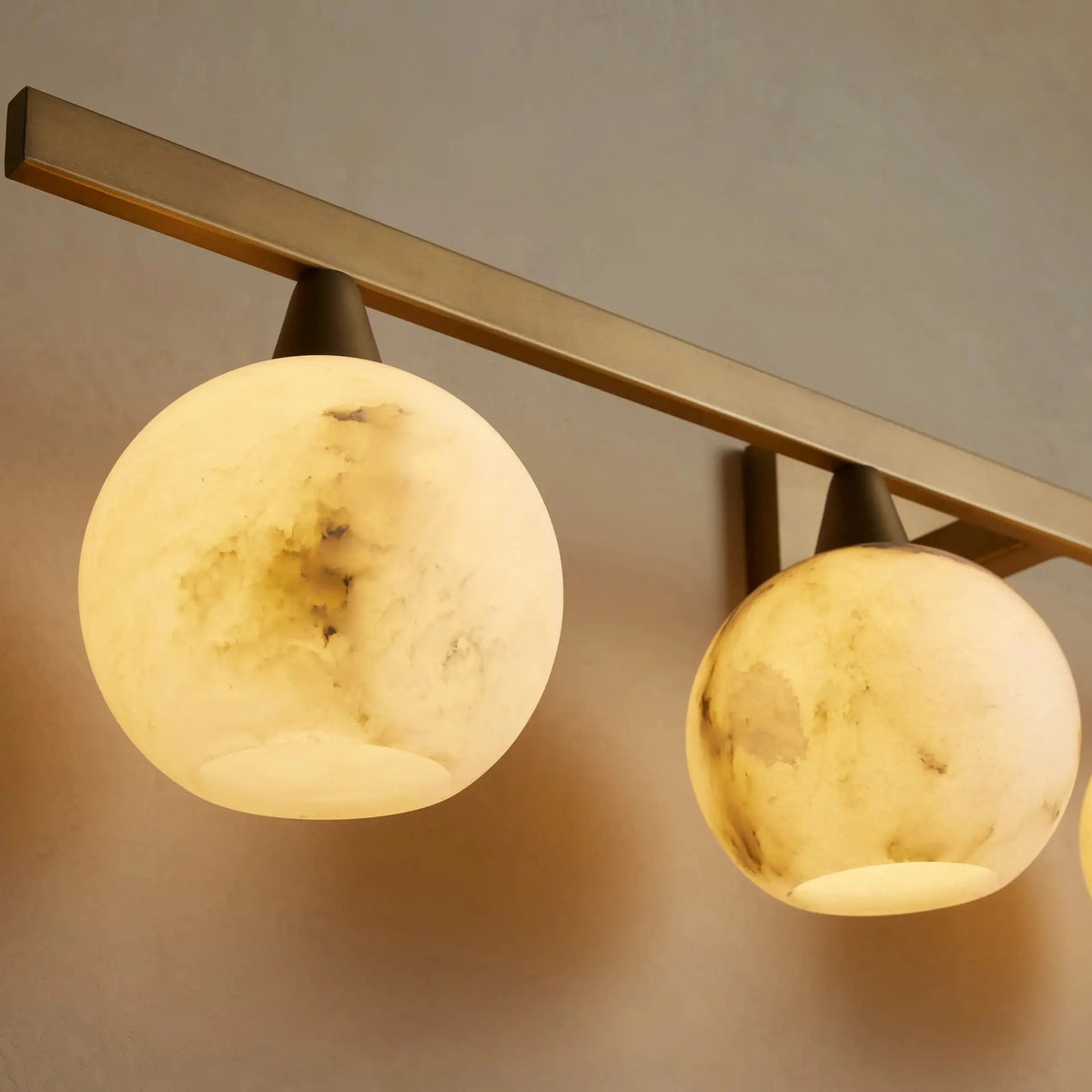 Wandlamp Modern met Vier Bollen en Marmerlook Kappen