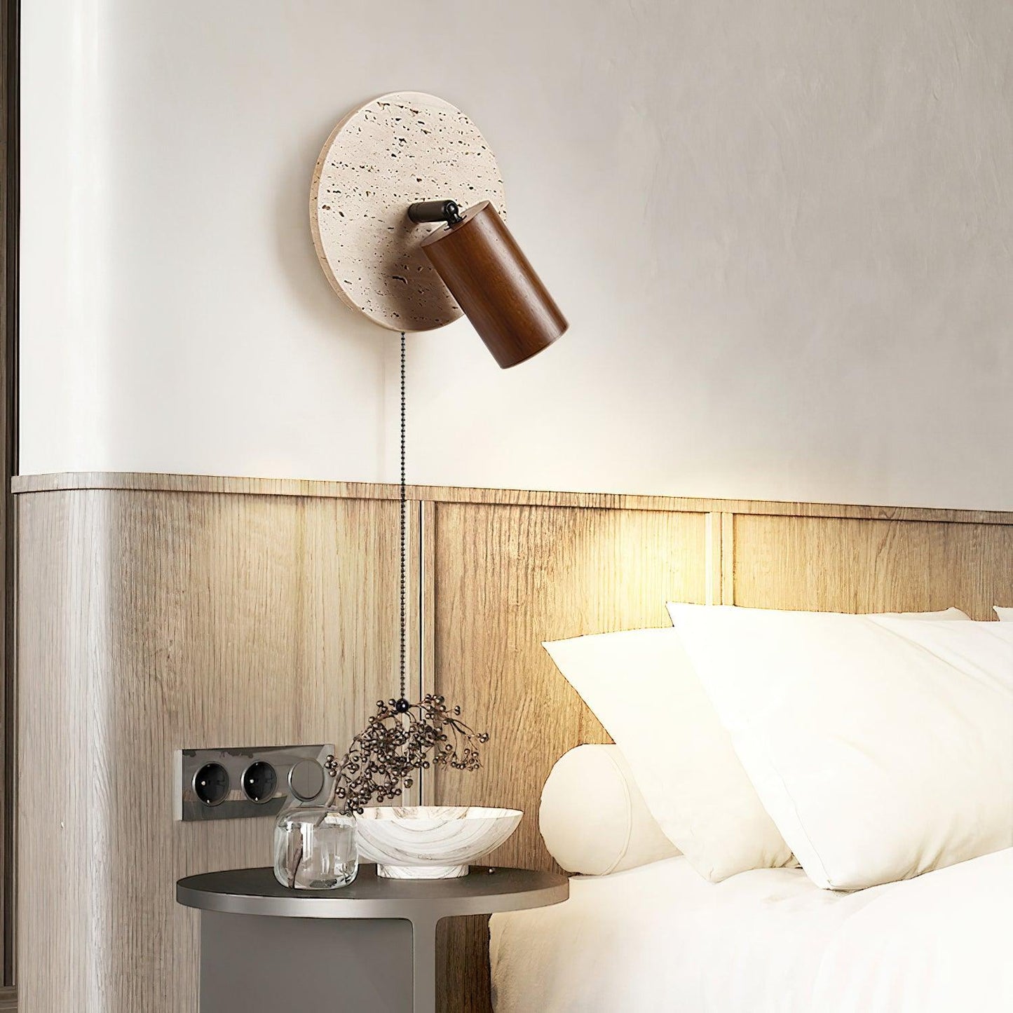 Wandlamp Scandinavisch met Draaibare Spot en Trekketting op Ronde Travertijn Basis