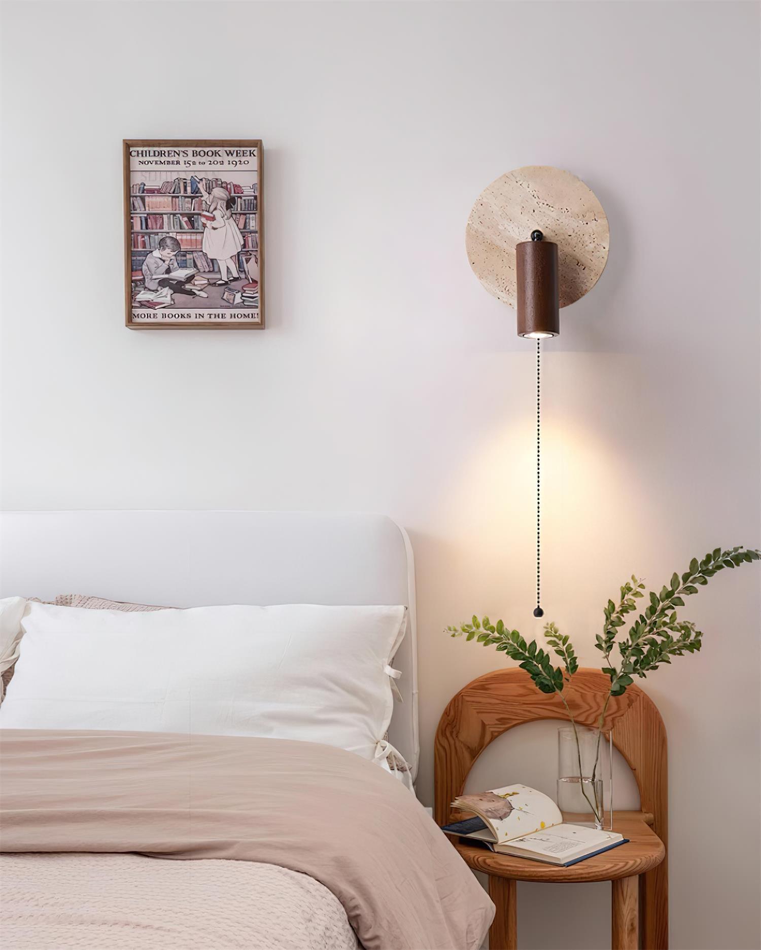 Wandlamp Scandinavisch met Draaibare Spot en Trekketting op Ronde Travertijn Basis