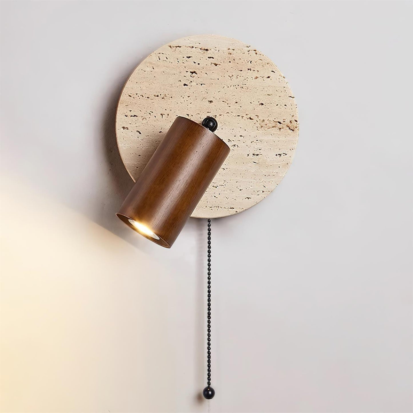 Wandlamp Scandinavisch met Draaibare Spot en Trekketting op Ronde Travertijn Basis