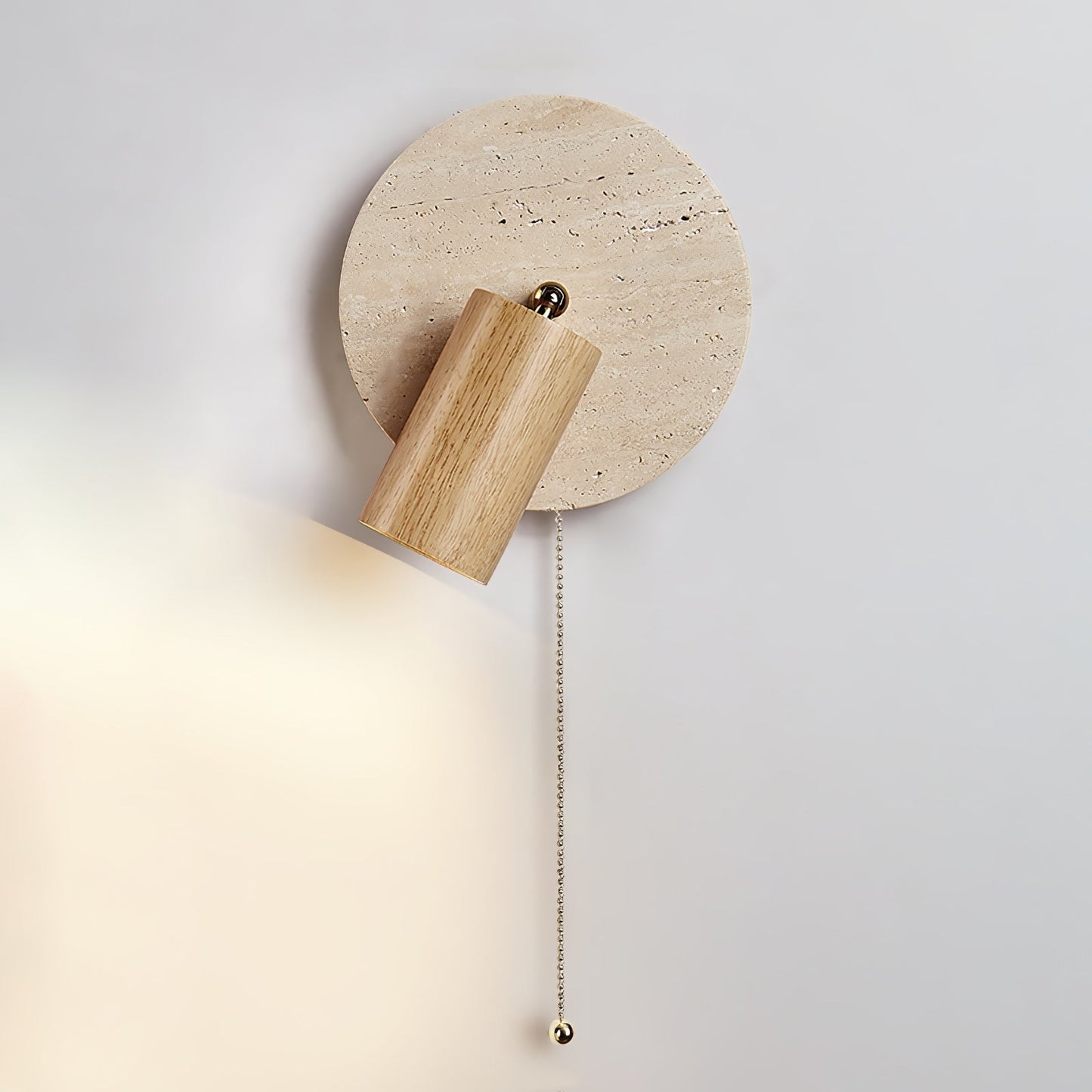 Wandlamp Scandinavisch met Draaibare Spot en Trekketting op Ronde Travertijn Basis