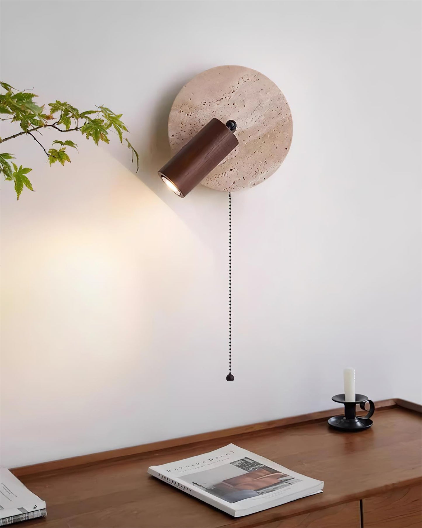Wandlamp Scandinavisch met Draaibare Spot en Trekketting op Ronde Travertijn Basis
