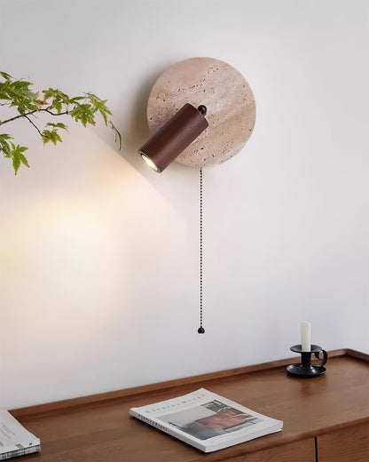 Wandlamp Scandinavisch met Draaibare Spot en Trekketting op Ronde Travertijn Basis
