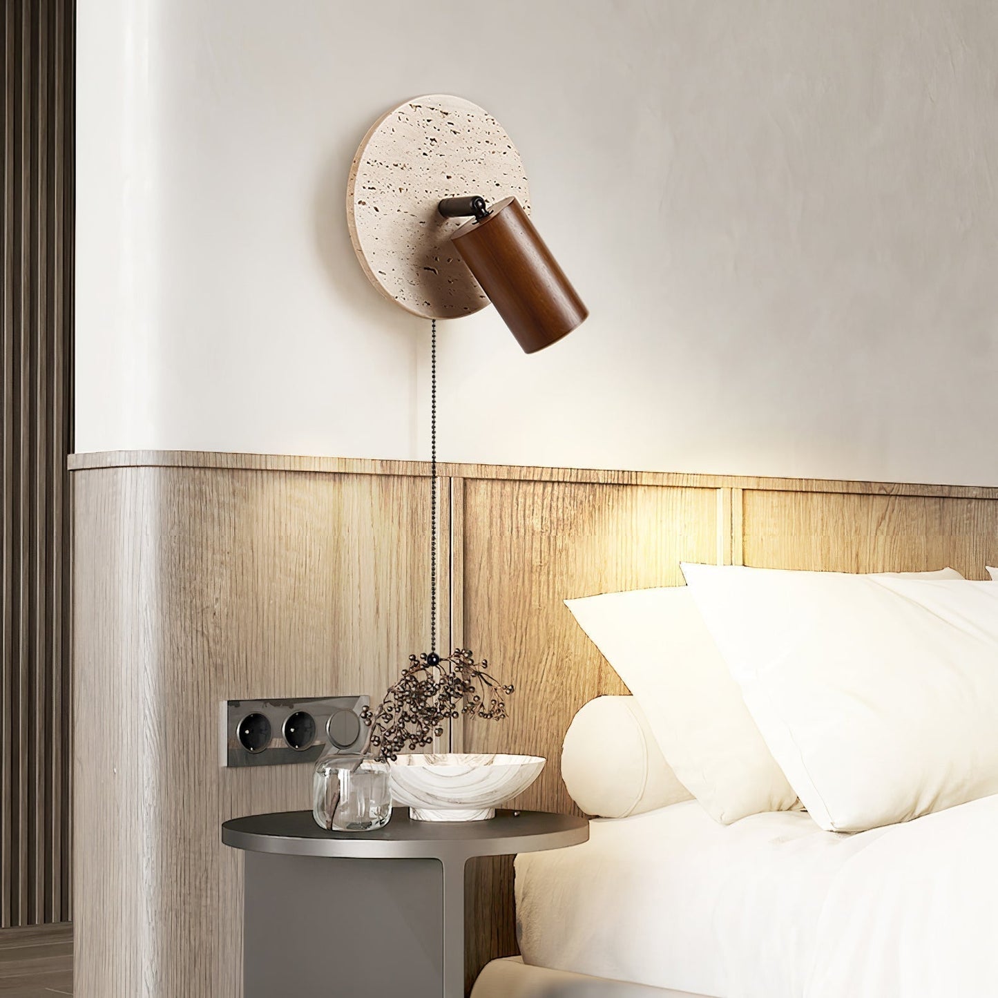 Wandlamp Scandinavisch met Draaibare Spot en Trekketting op Ronde Travertijn Basis