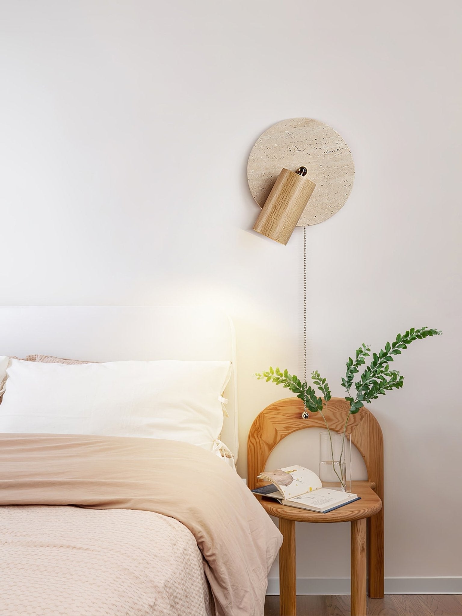 Wandlamp Scandinavisch met Draaibare Spot en Trekketting op Ronde Travertijn Basis