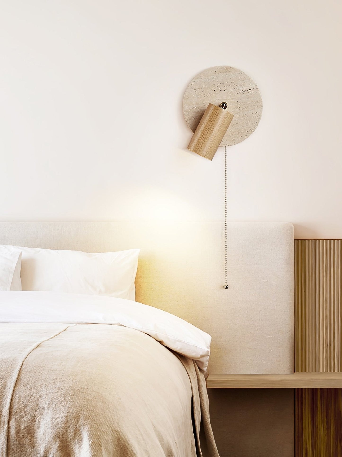 Wandlamp Scandinavisch met Draaibare Spot en Trekketting op Ronde Travertijn Basis