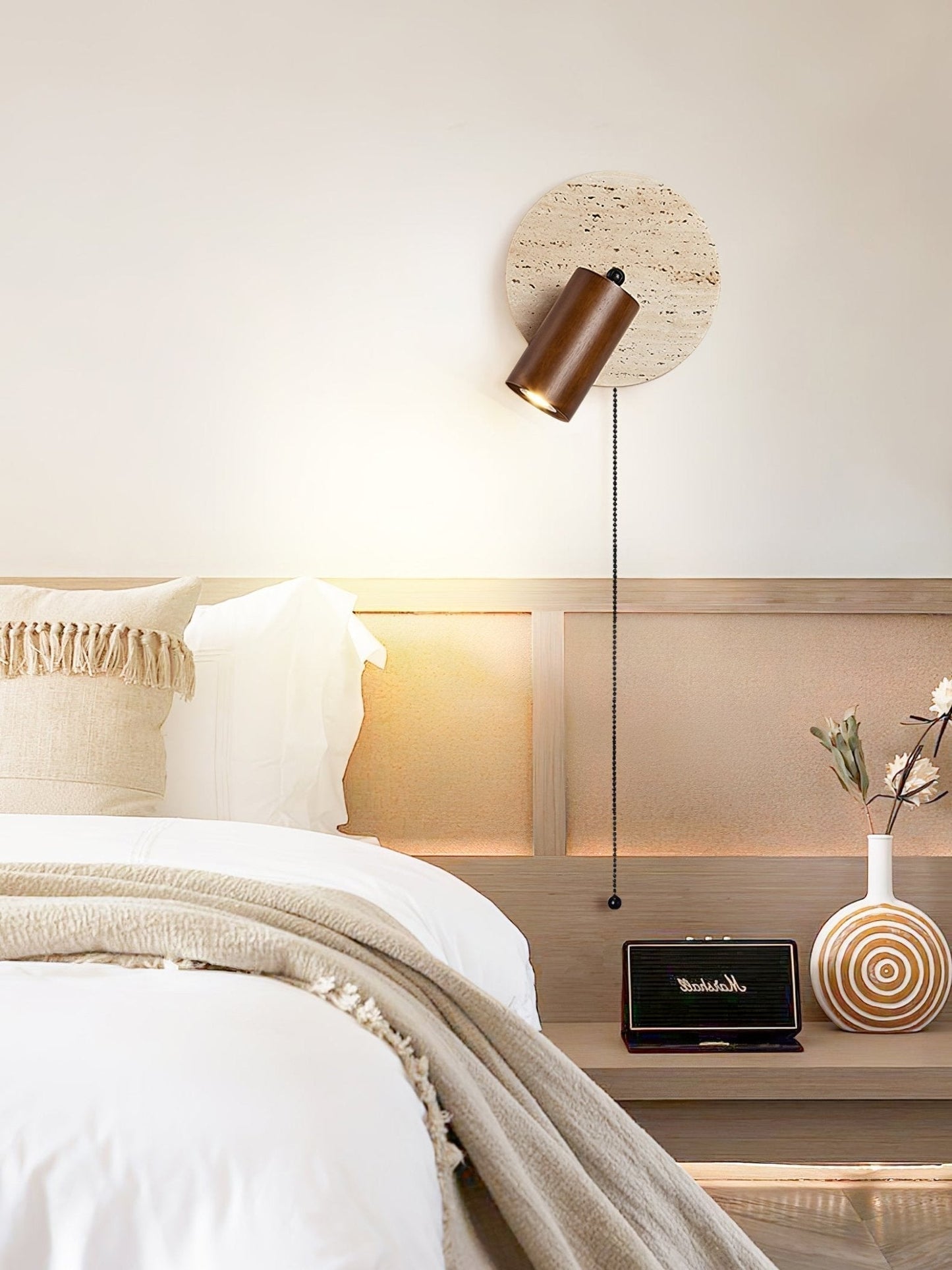 Wandlamp Scandinavisch met Draaibare Spot en Trekketting op Ronde Travertijn Basis