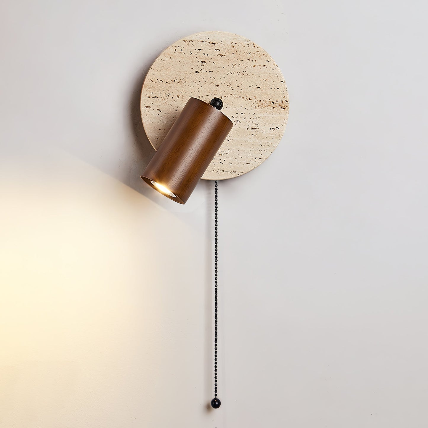 Wandlamp Scandinavisch met Draaibare Spot en Trekketting op Ronde Travertijn Basis
