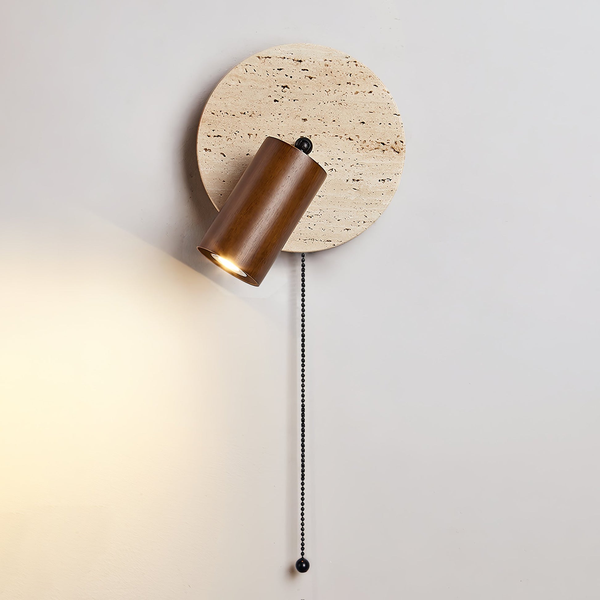 Wandlamp Scandinavisch met Draaibare Spot en Trekketting op Ronde Travertijn Basis