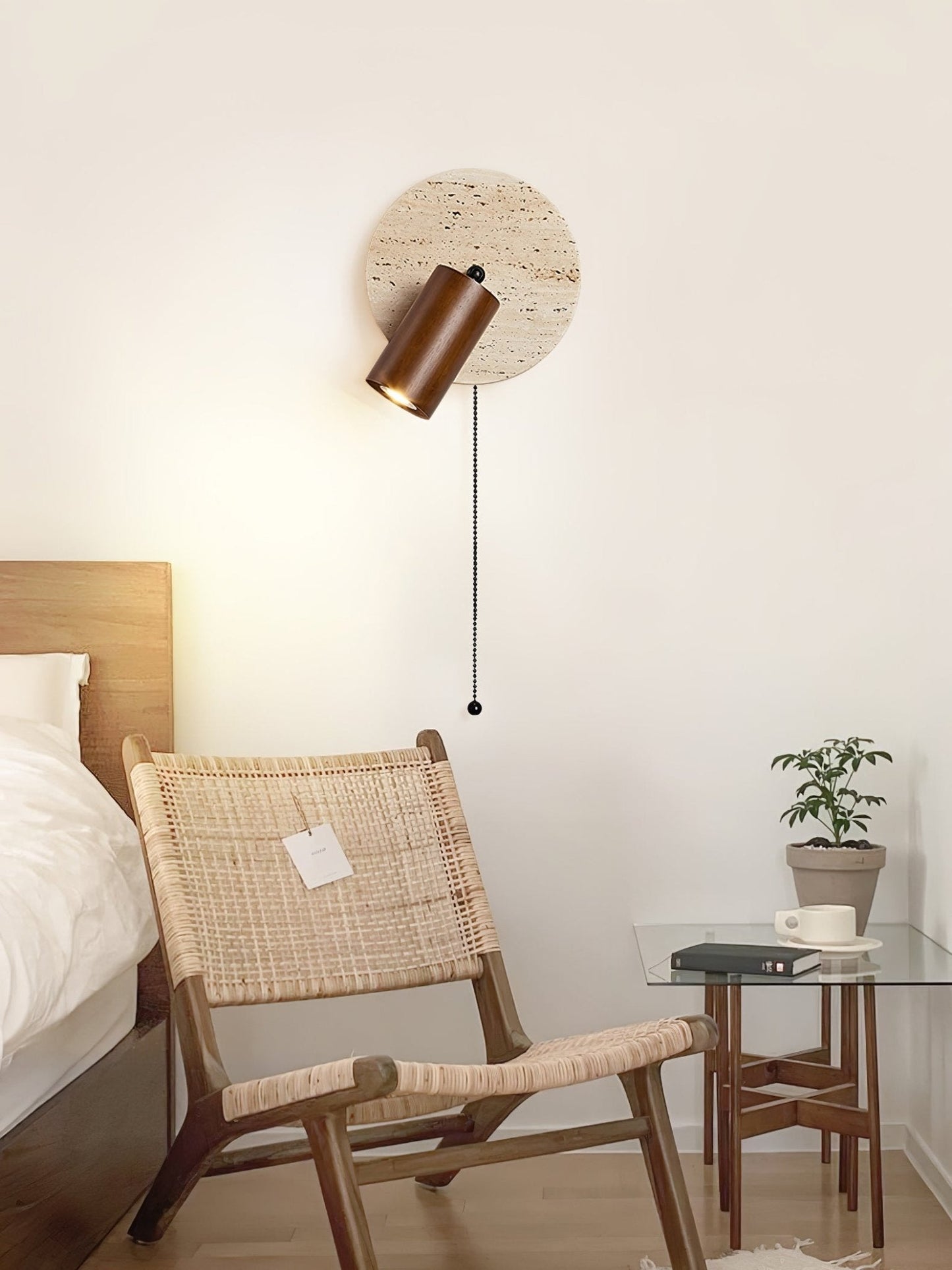 Wandlamp Scandinavisch met Draaibare Spot en Trekketting op Ronde Travertijn Basis