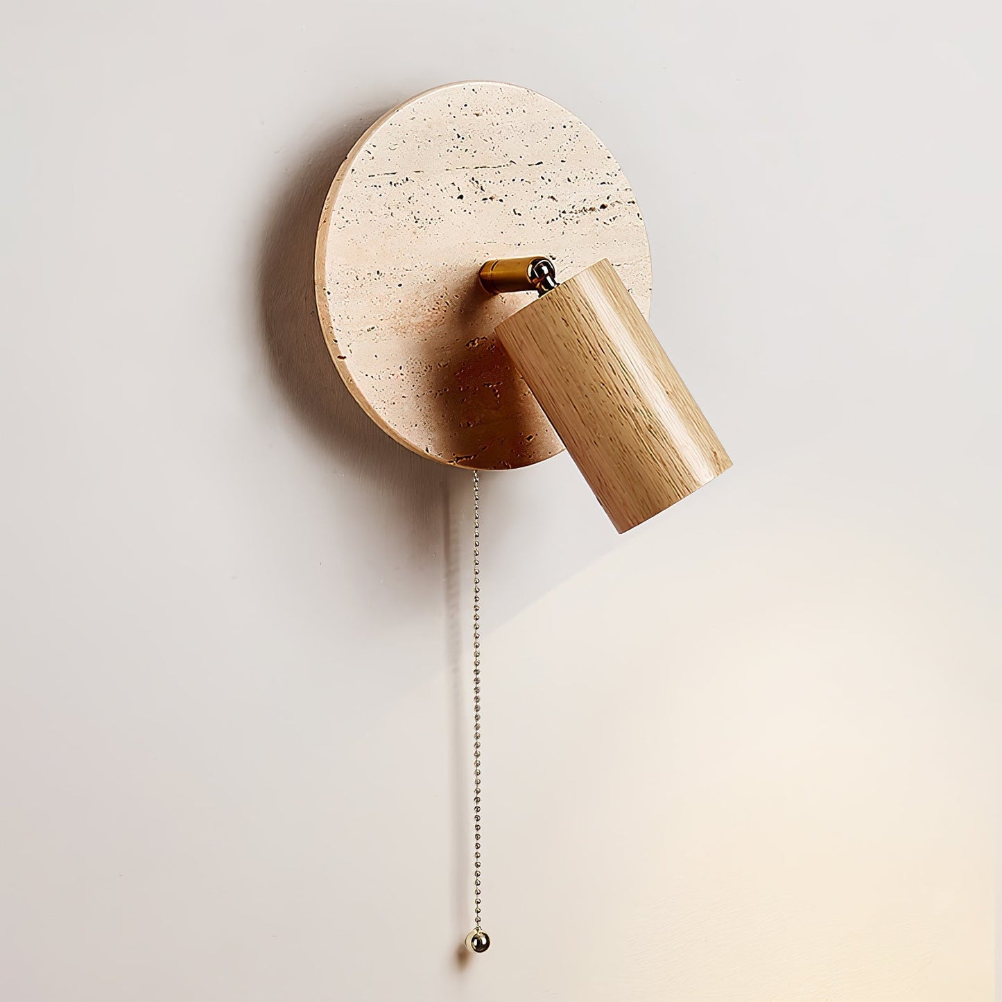 Wandlamp Scandinavisch met Draaibare Spot en Trekketting op Ronde Travertijn Basis