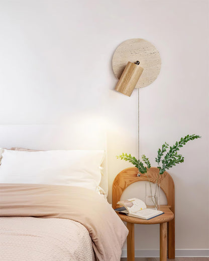 Wandlamp Scandinavisch met Draaibare Spot en Trekketting op Ronde Travertijn Basis