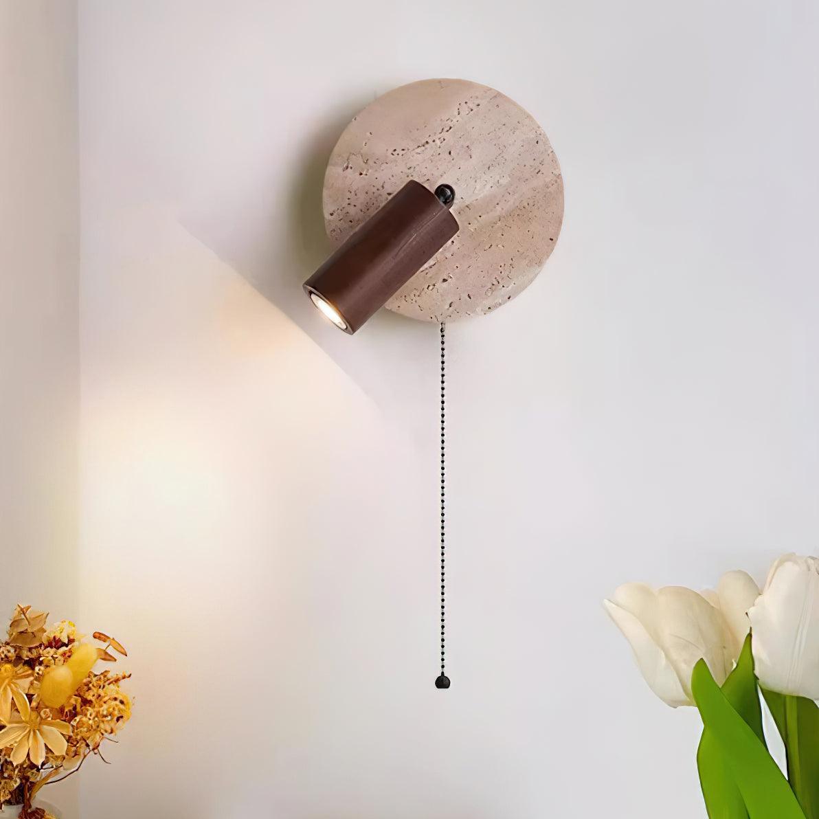 Wandlamp Scandinavisch met Draaibare Spot en Trekketting op Ronde Travertijn Basis