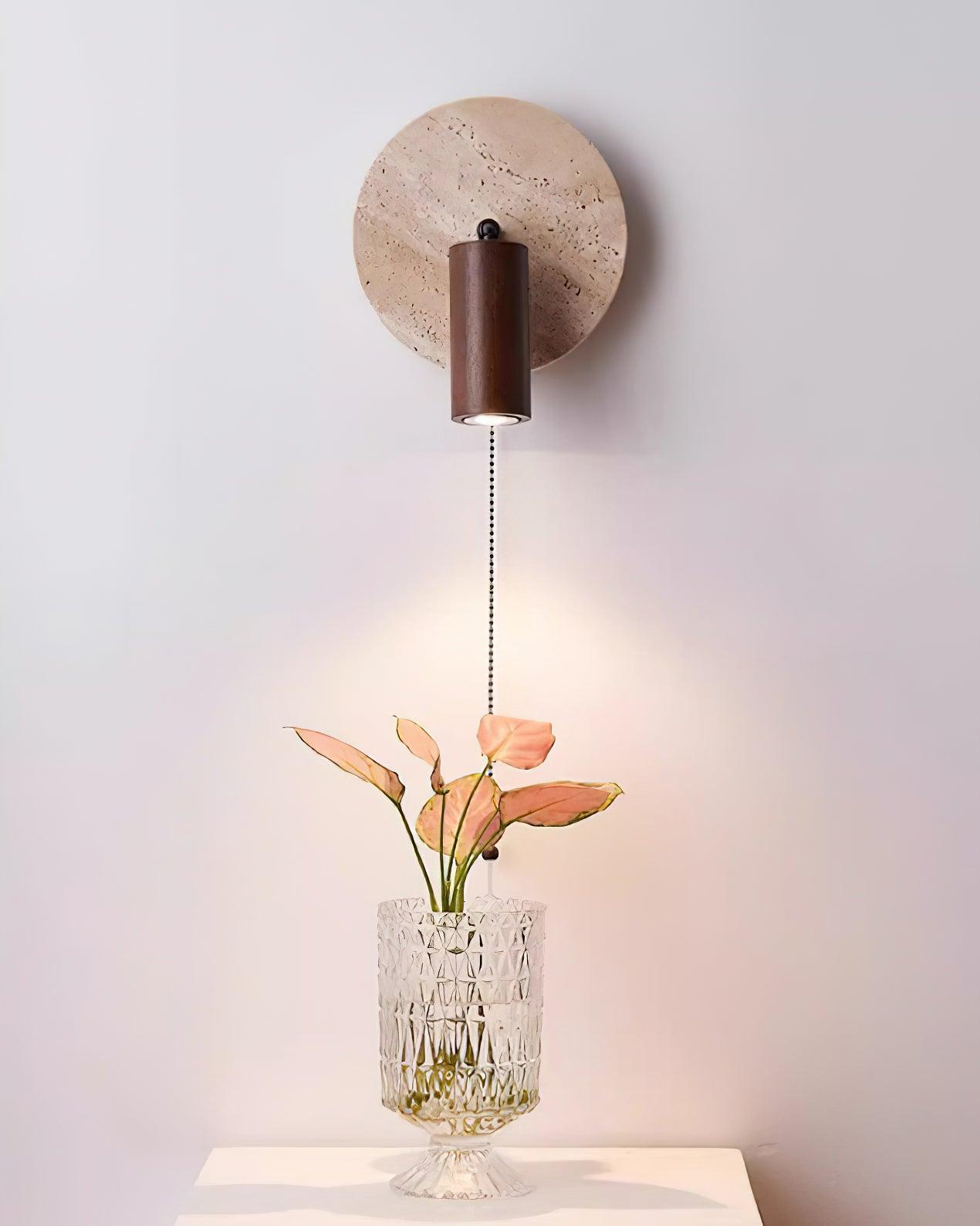 Wandlamp Scandinavisch met Draaibare Spot en Trekketting op Ronde Travertijn Basis