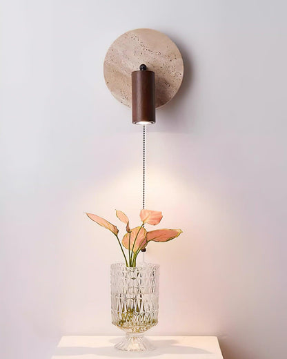Wandlamp Scandinavisch met Draaibare Spot en Trekketting op Ronde Travertijn Basis