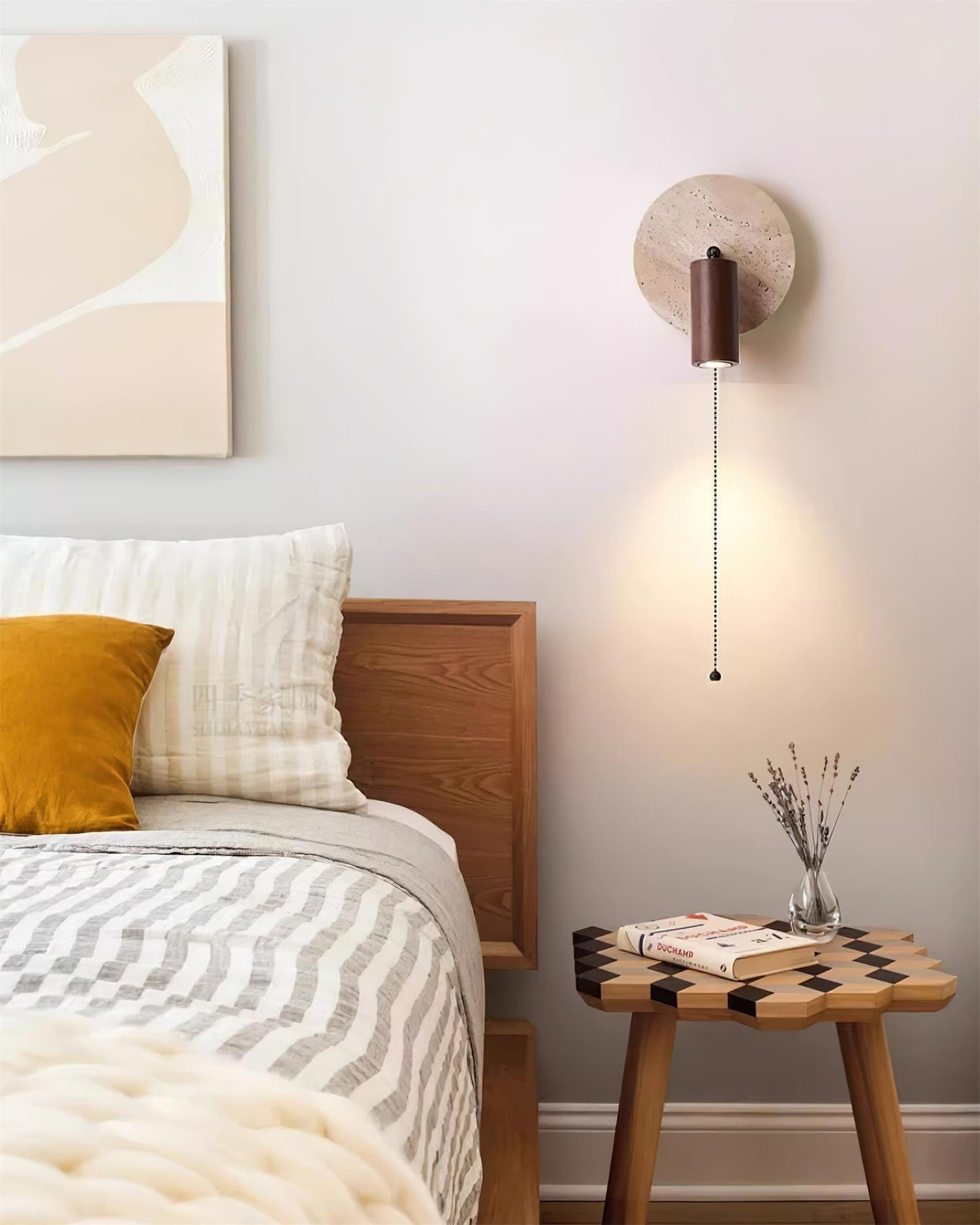 Wandlamp Scandinavisch met Draaibare Spot en Trekketting op Ronde Travertijn Basis