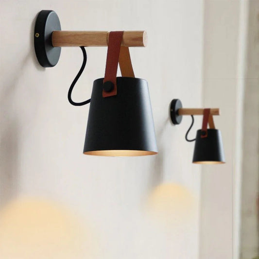Wandlamp Scandinavisch met Houten Arm en Metalen Kap
