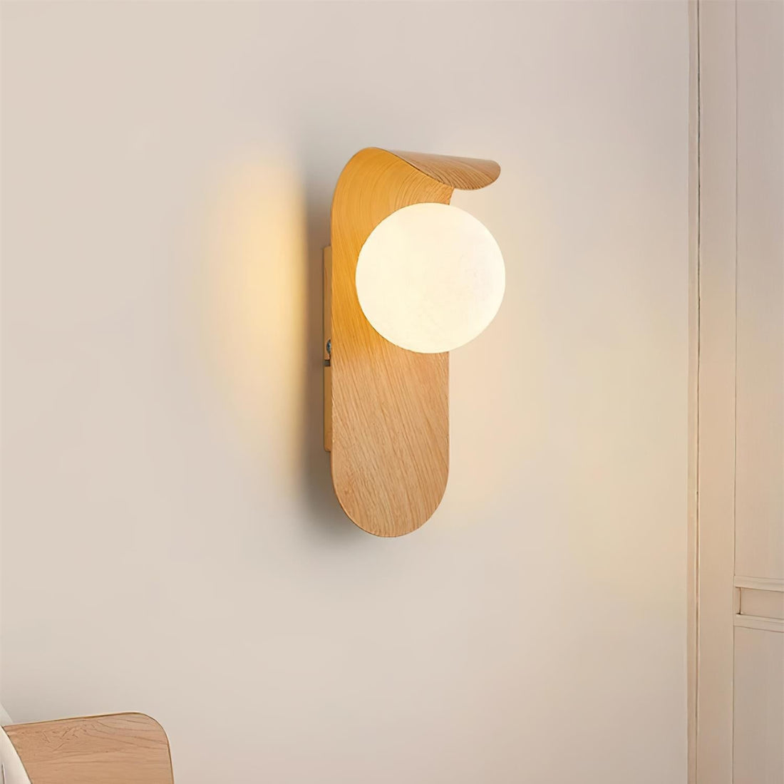 Wandlamp Scandinavisch met Houten Paneel en Glazen Bol