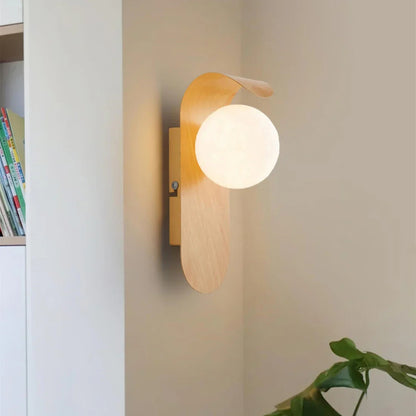Wandlamp Scandinavisch met Houten Paneel en Glazen Bol