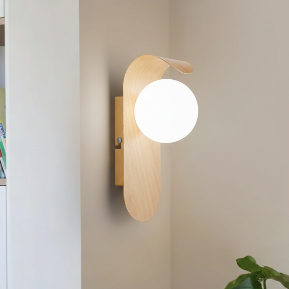 Wandlamp Scandinavisch met Houten Paneel en Glazen Bol