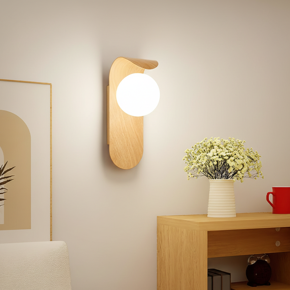 Wandlamp Scandinavisch met Houten Paneel en Glazen Bol