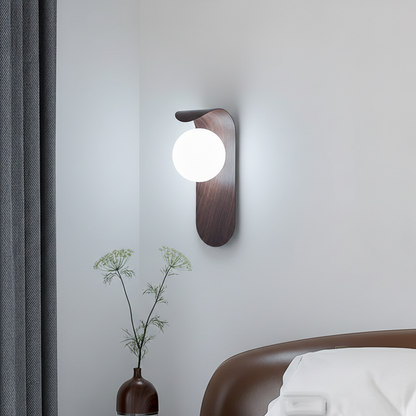Wandlamp Scandinavisch met Houten Paneel en Glazen Bol