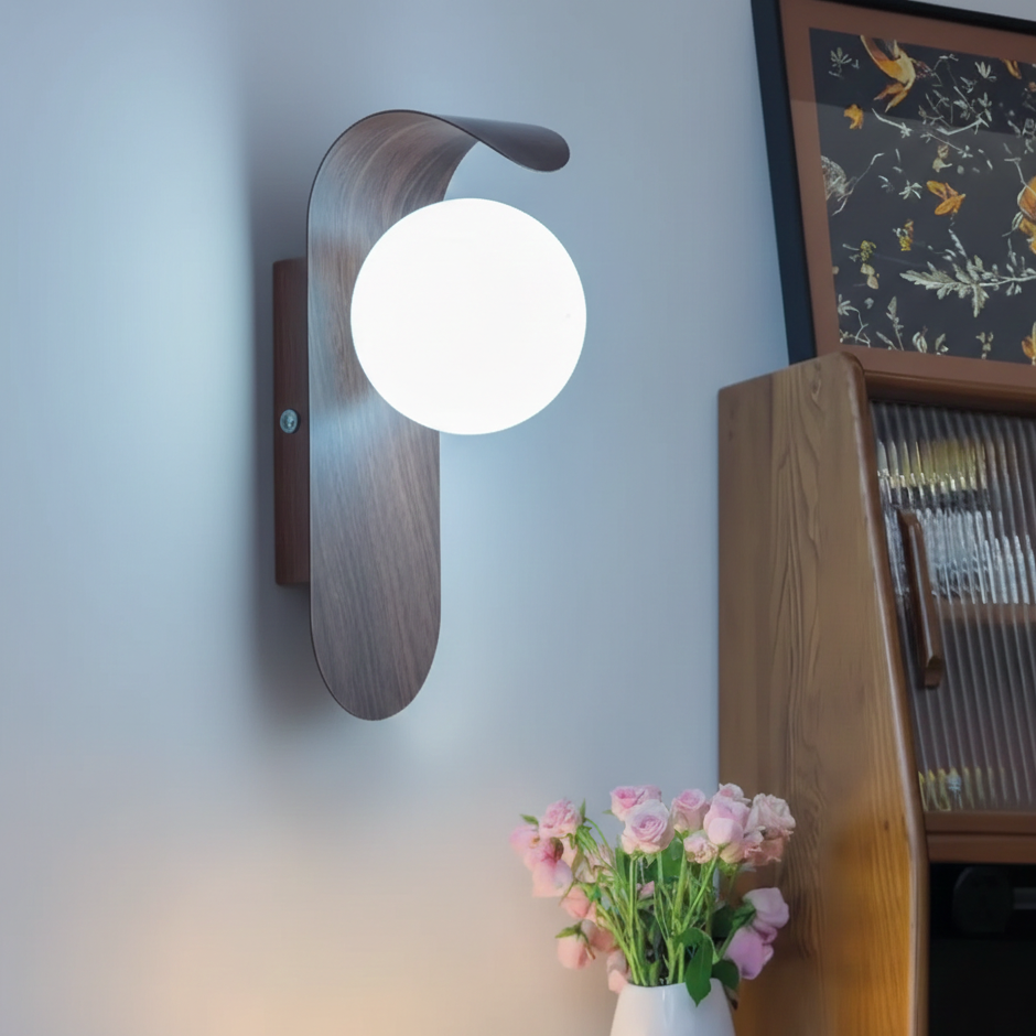 Wandlamp Scandinavisch met Houten Paneel en Glazen Bol