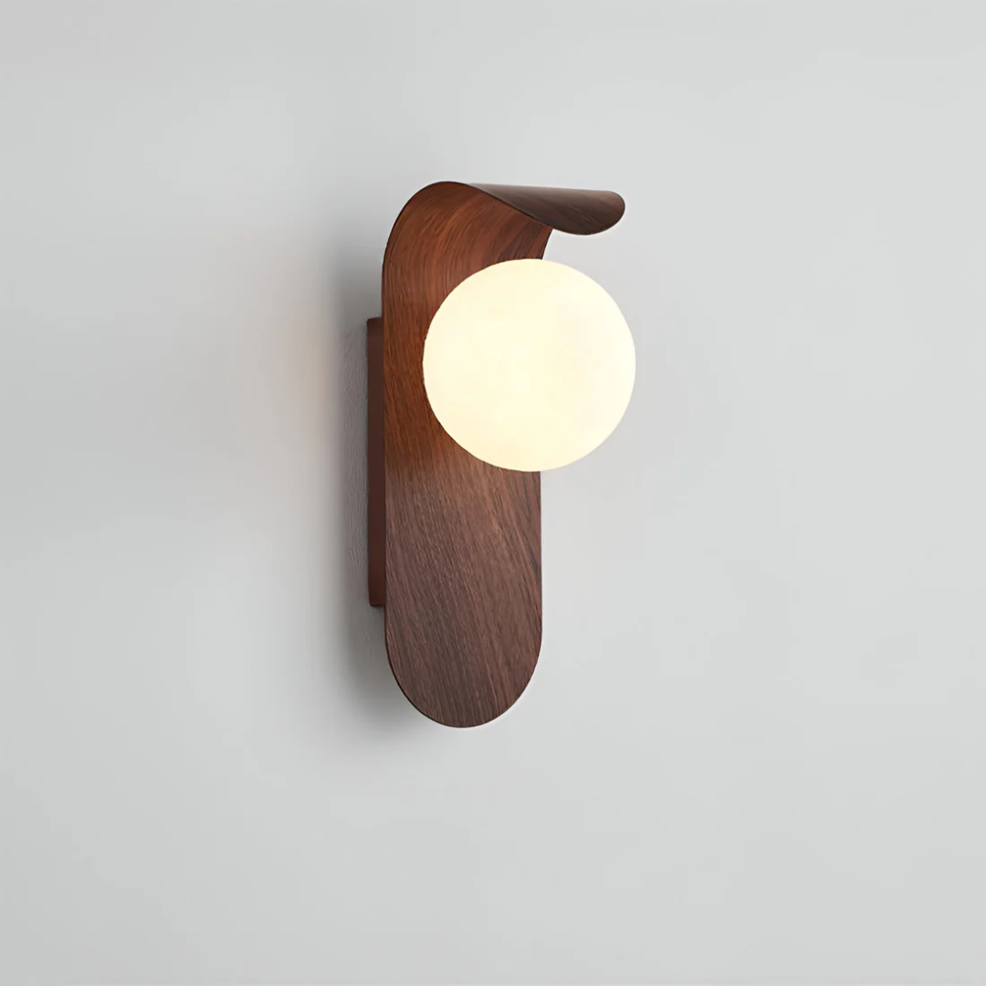 Wandlamp Scandinavisch met Houten Paneel en Glazen Bol