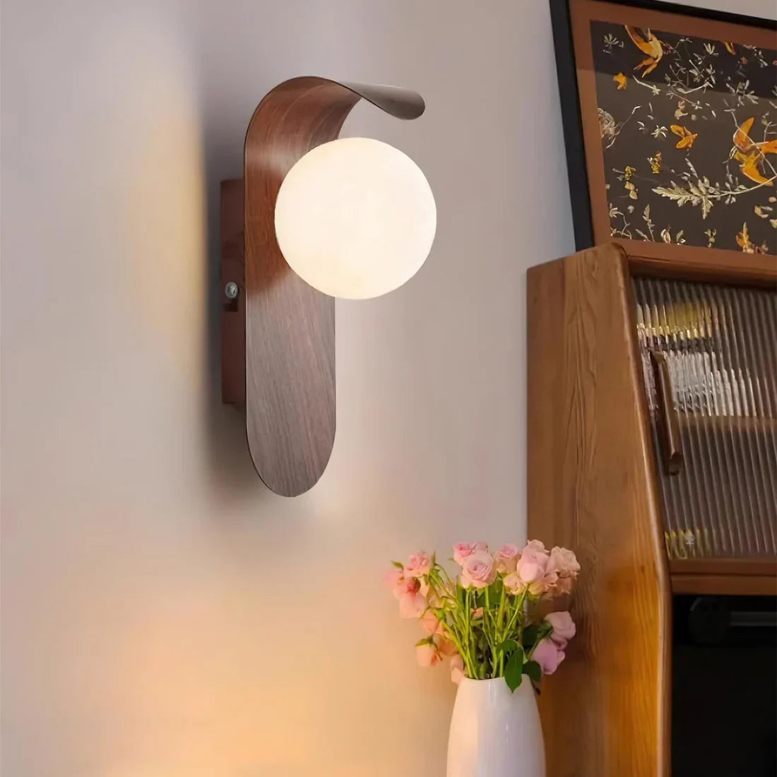 Wandlamp Scandinavisch met Houten Paneel en Glazen Bol