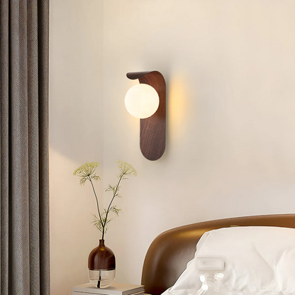 Wandlamp Scandinavisch met Houten Paneel en Glazen Bol