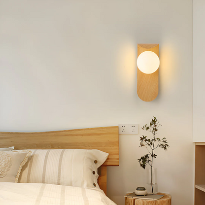 Wandlamp Scandinavisch met Houten Paneel en Glazen Bol