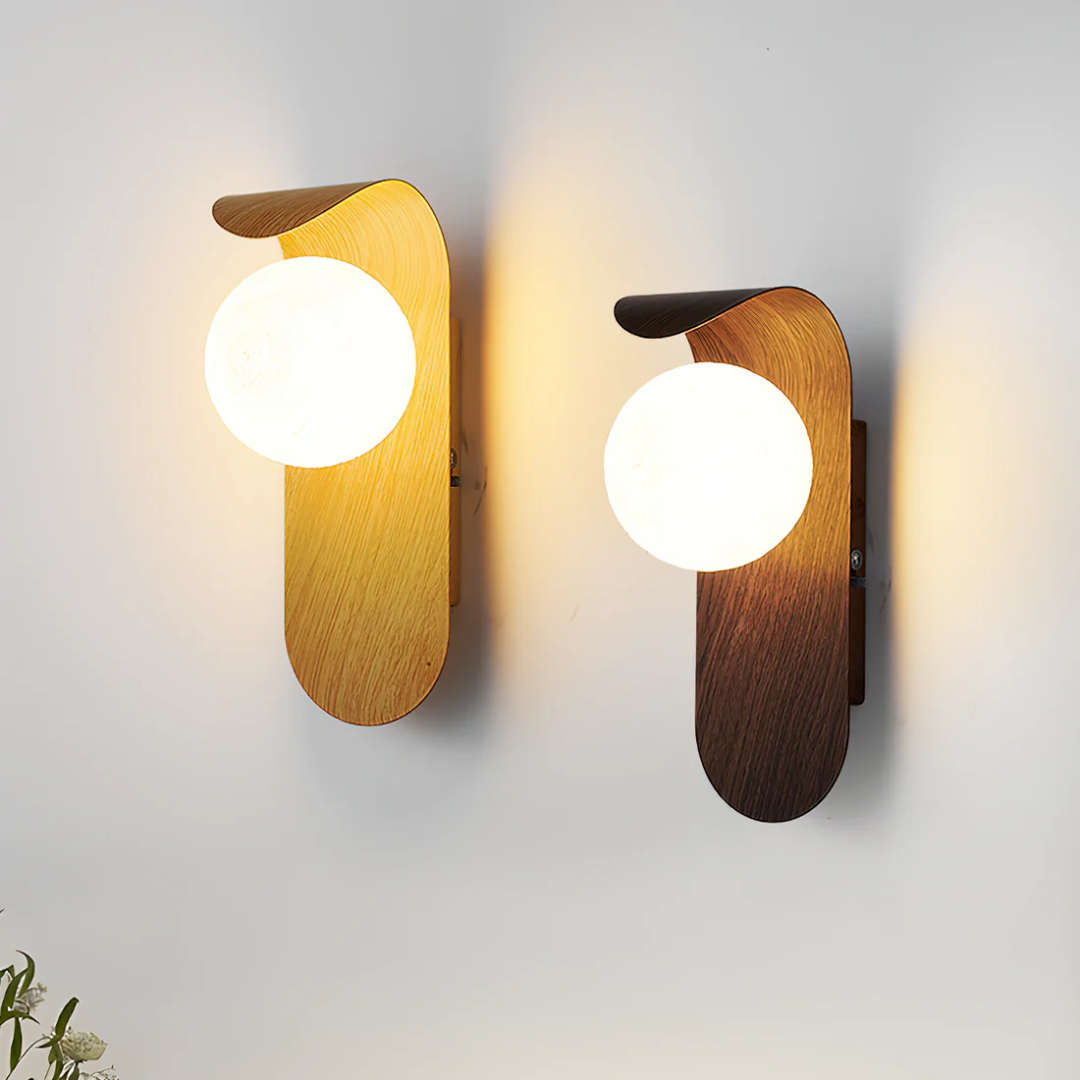 Wandlamp Scandinavisch met Houten Paneel en Glazen Bol