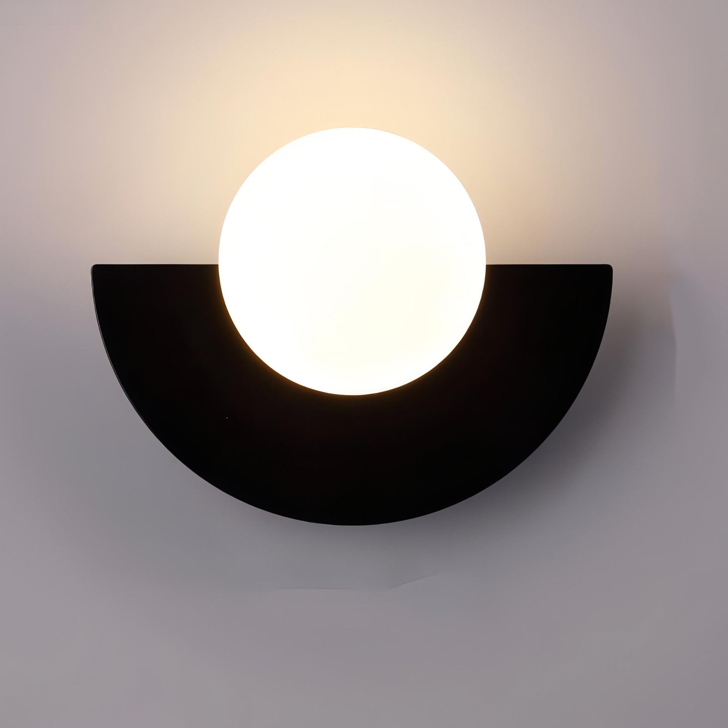 Wandlamp Scandinavisch met Ronde Bol en Halfcirkelvormige Kap