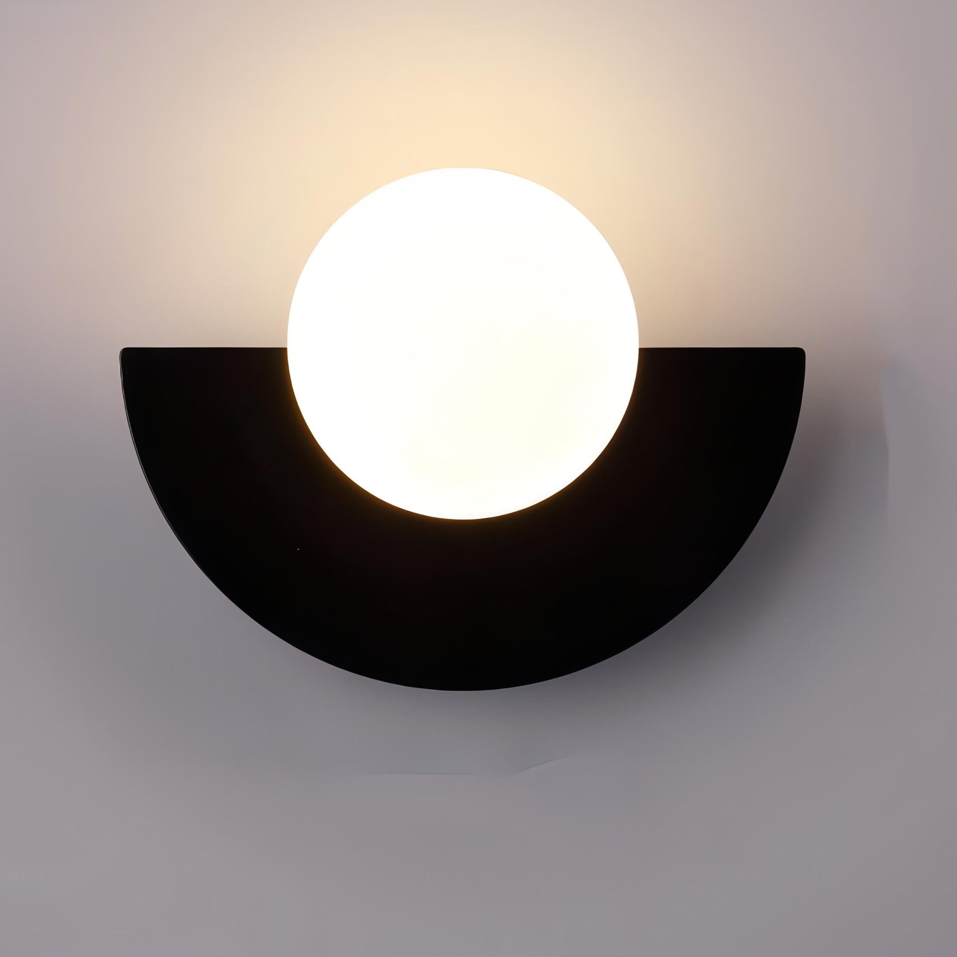 Wandlamp Scandinavisch met Ronde Bol en Halfcirkelvormige Kap