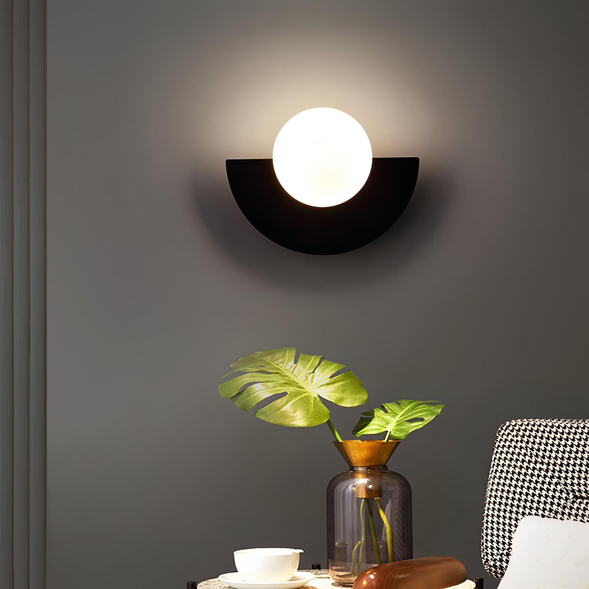 Wandlamp Scandinavisch met Ronde Bol en Halfcirkelvormige Kap