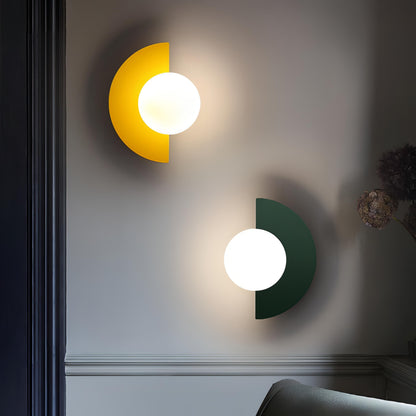 Wandlamp Scandinavisch met Ronde Bol en Halfcirkelvormige Kap