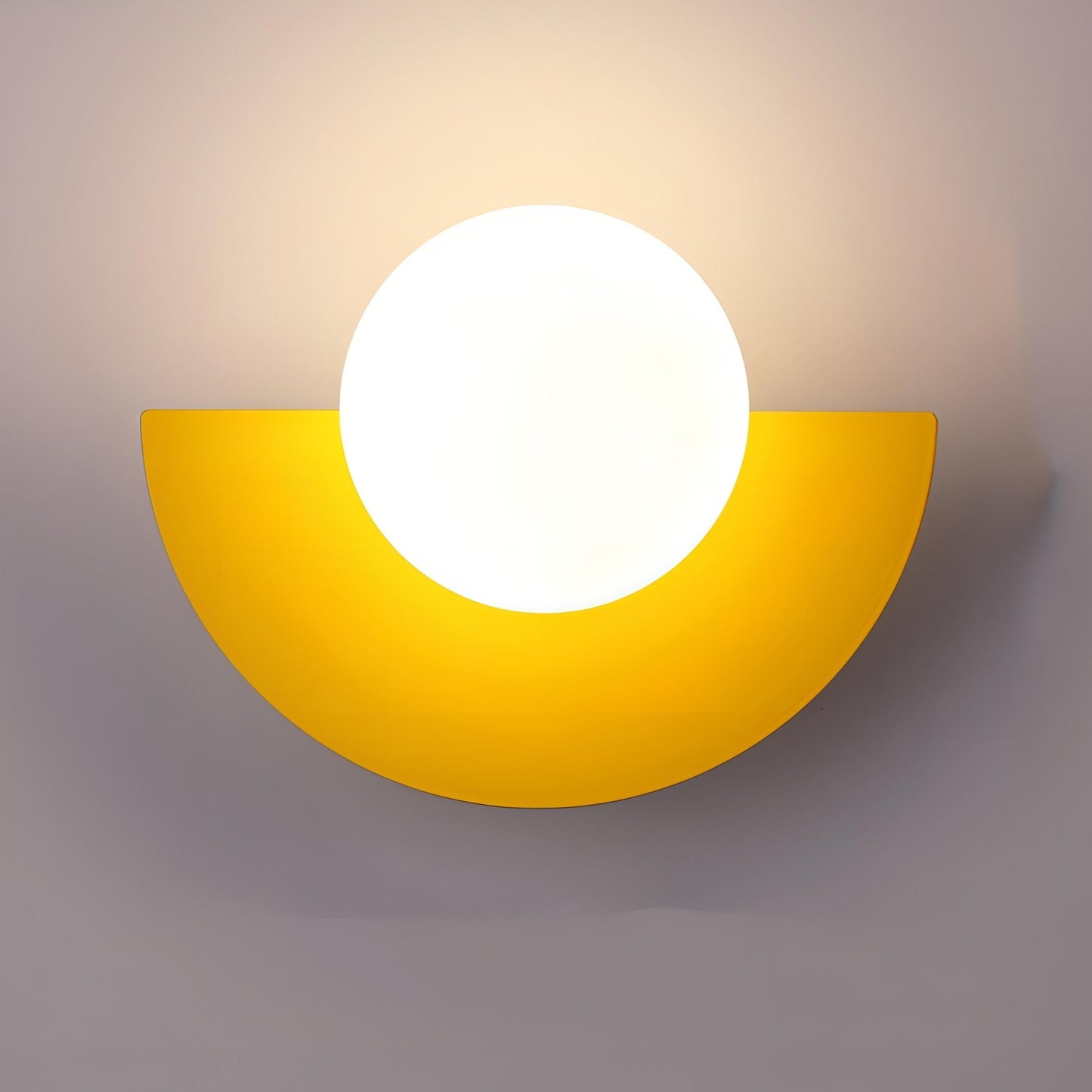 Wandlamp Scandinavisch met Ronde Bol en Halfcirkelvormige Kap