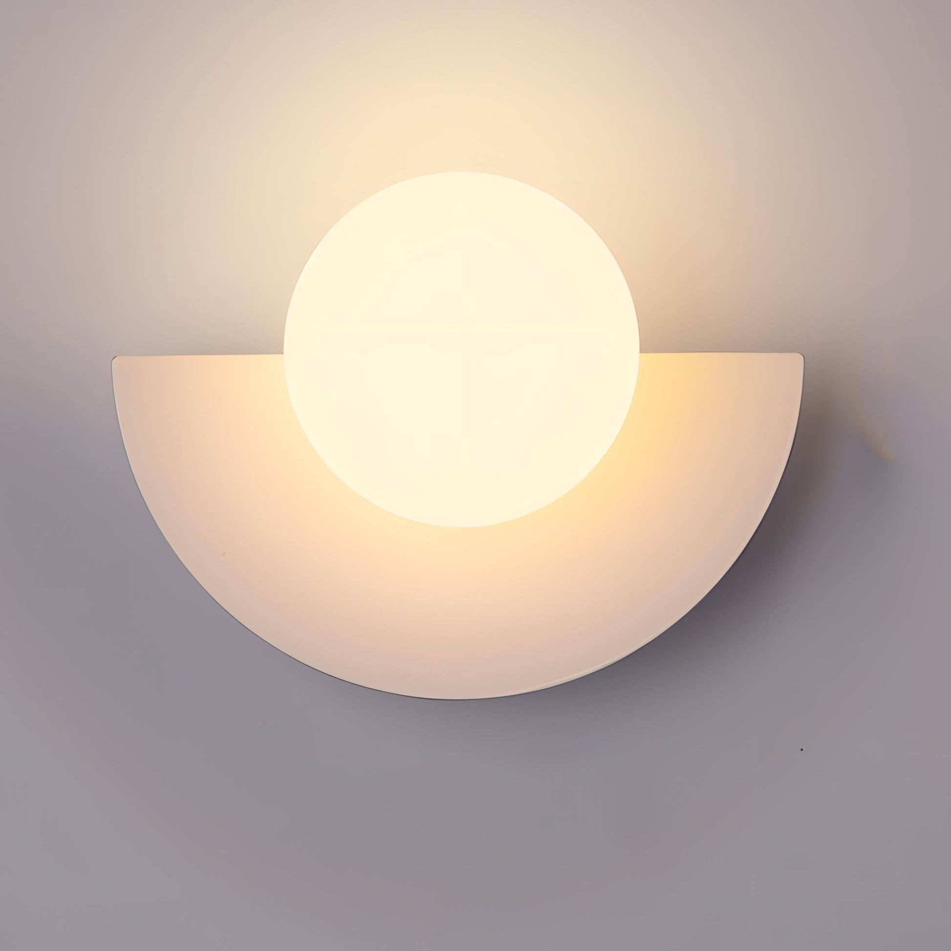 Wandlamp Scandinavisch met Ronde Bol en Halfcirkelvormige Kap