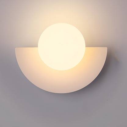 Wandlamp Scandinavisch met Ronde Bol en Halfcirkelvormige Kap