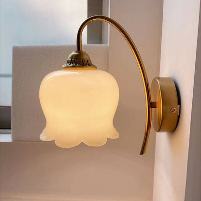 Wandlamp Vintage met Bloemvormige Glazen Kap en Gebogen Arm