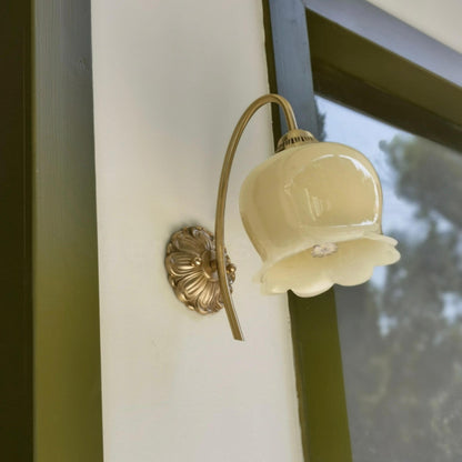 Wandlamp Vintage met Bloemvormige Glazen Kap en Gebogen Arm
