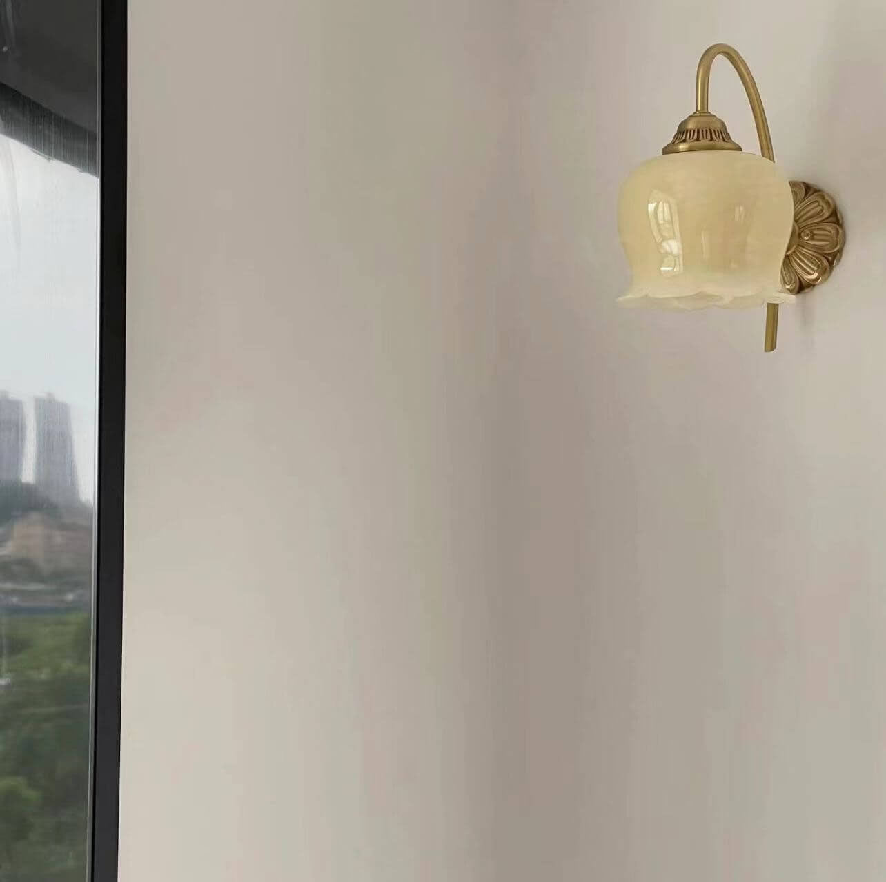 Wandlamp Vintage met Bloemvormige Glazen Kap en Gebogen Arm