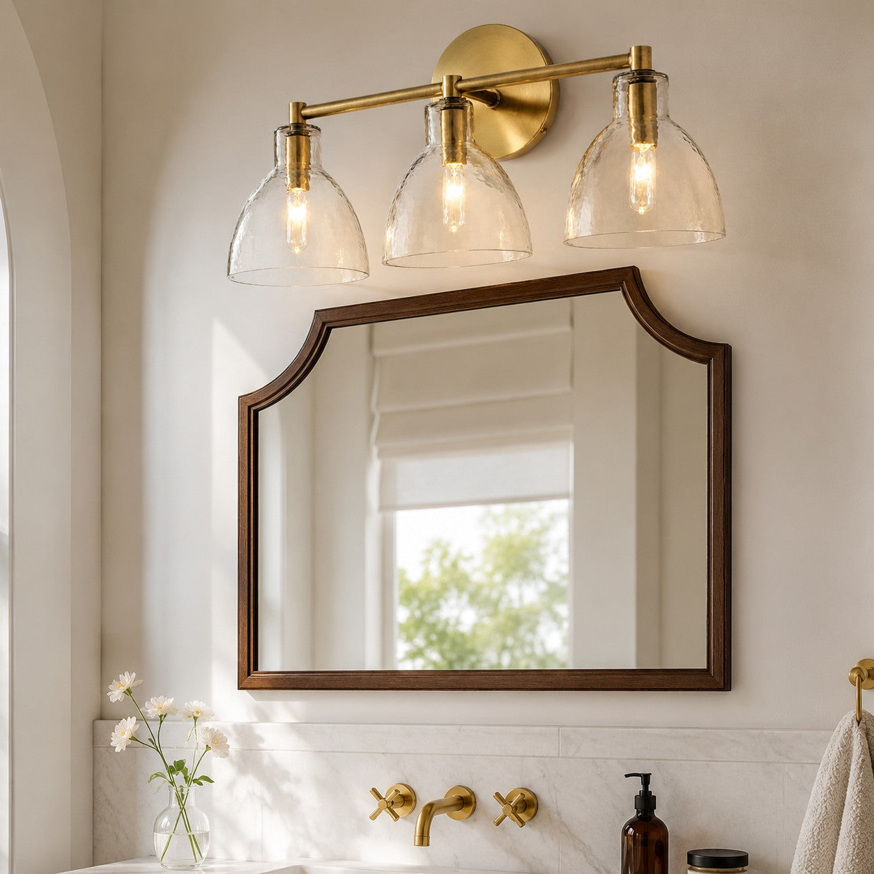 Wandlamp Vintage met Gehamerd Glazen Kap en Metalen Arm