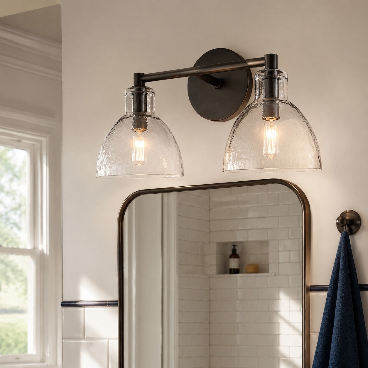 Wandlamp Vintage met Gehamerd Glazen Kap en Metalen Arm ##POS:3##