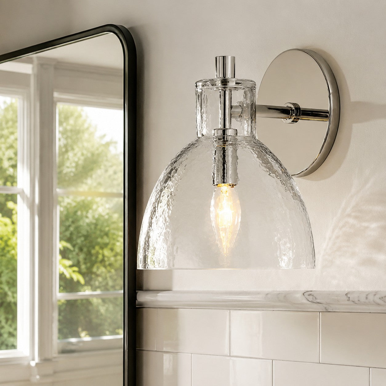 Wandlamp Vintage met Gehamerd Glazen Kap en Metalen Arm